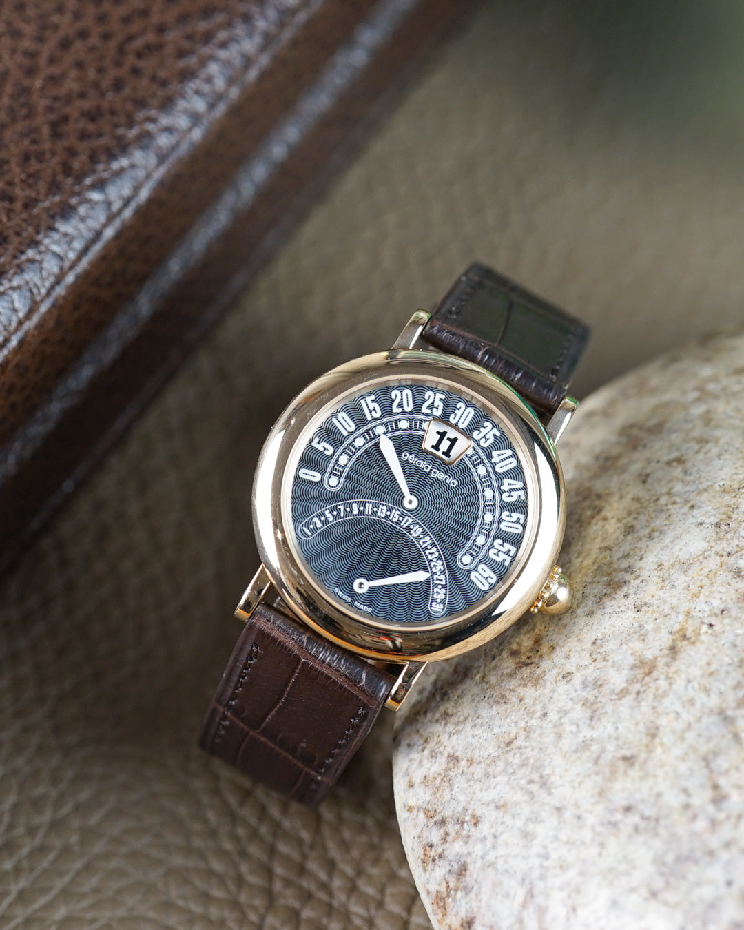 Gerald Genta Bi-Retro reference G3734 in yellow gold — Tahitian mother-of-pearl guilloché dial