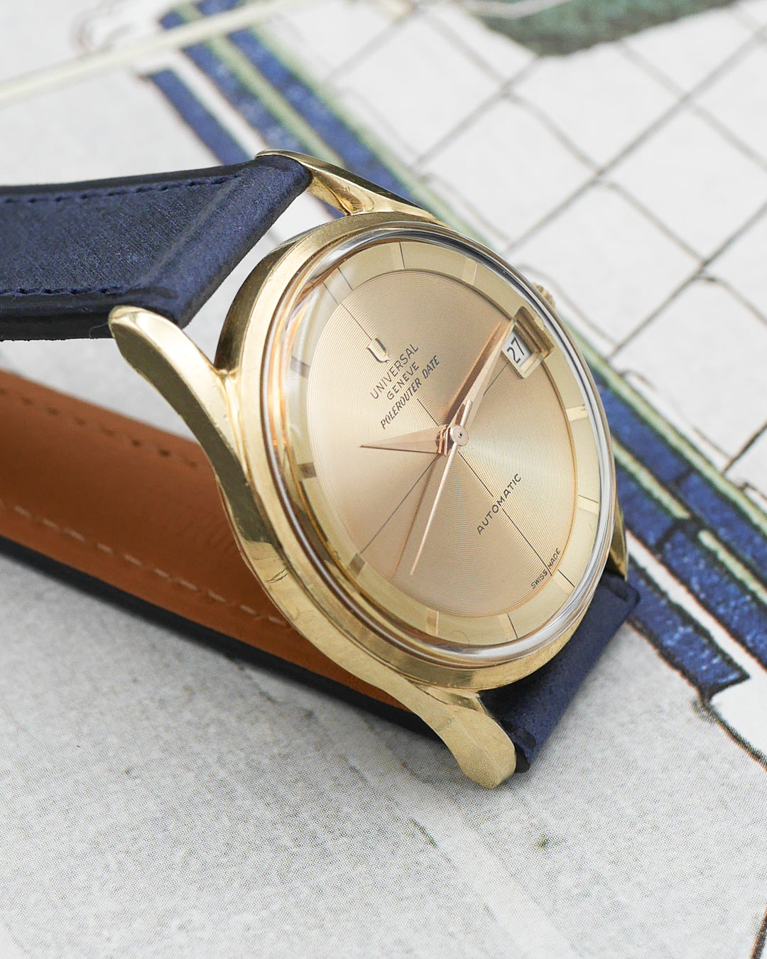 1960s Universal Geneve Polerouter in 18kt gold and rare guilloch? dial