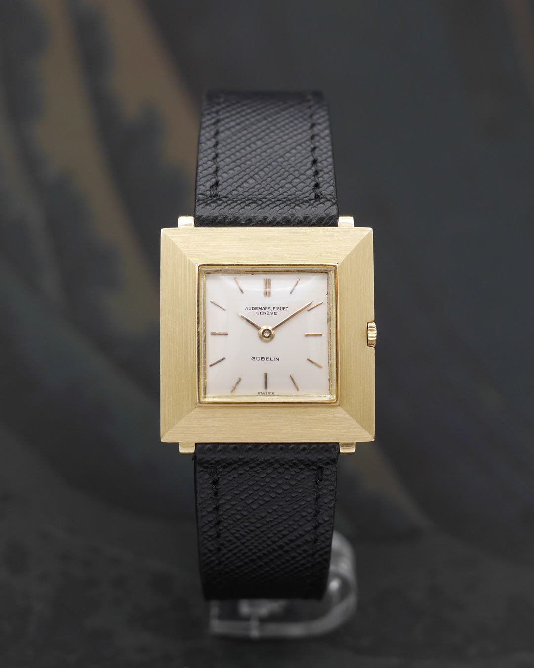 1950s Audemars Piguet square case signed Gübelin in 18kt yellow gold
