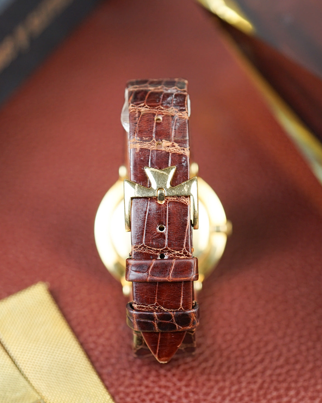 Vacheron Constantin réf. 6487 en or jaune — Cadran à index verticaux, avec bracelet en or, bracelet en crocodile et boucle