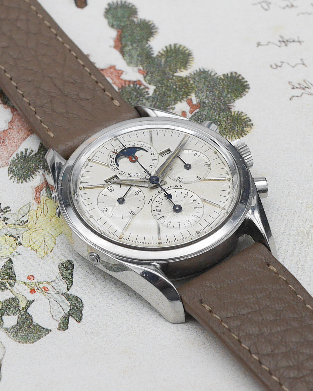 1960s Universal Geneve 222100 Tri-Compax Moonphase Chronograph
