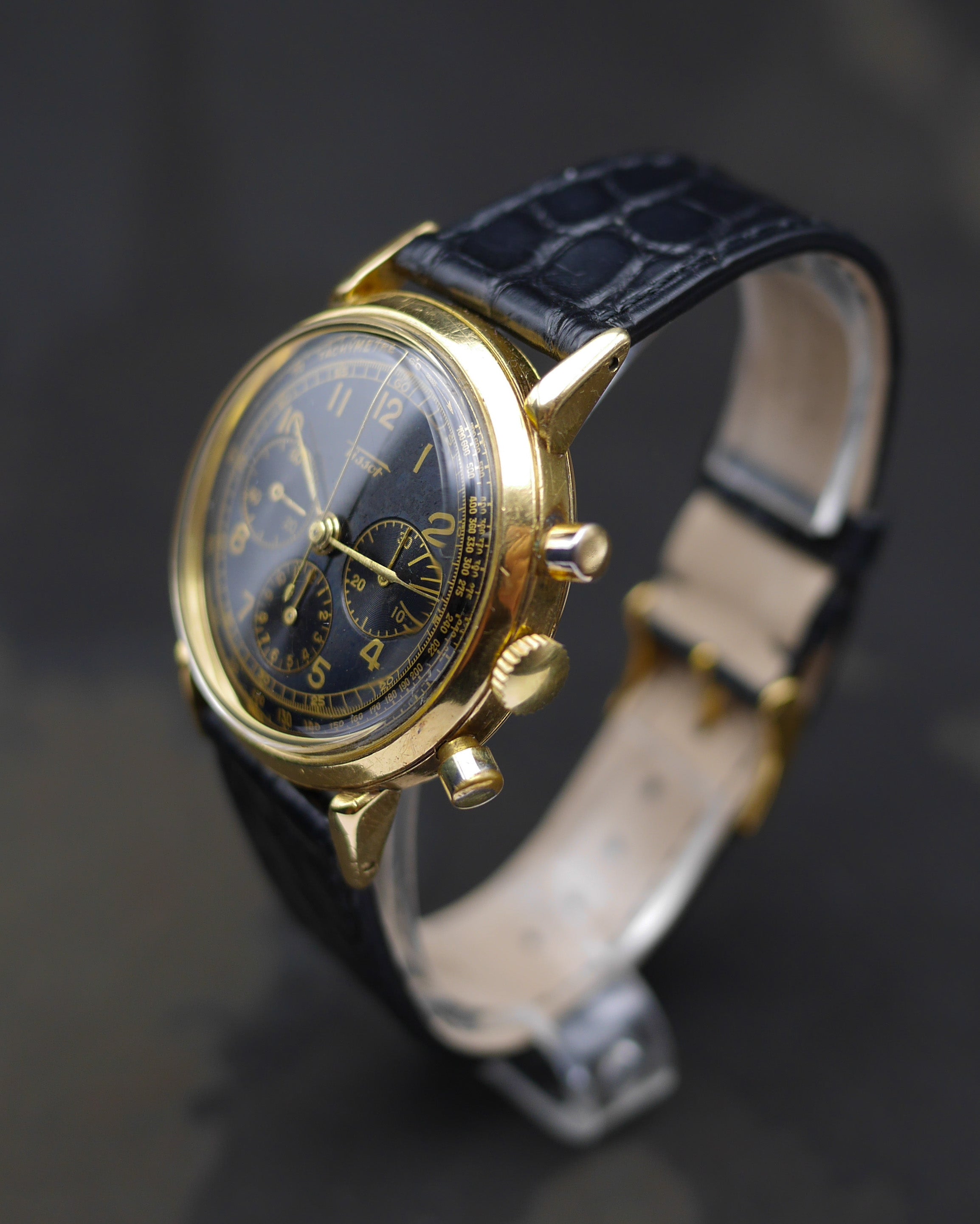 1940s Tissot chronograph with gilt dial in 18kt Yellow Gold