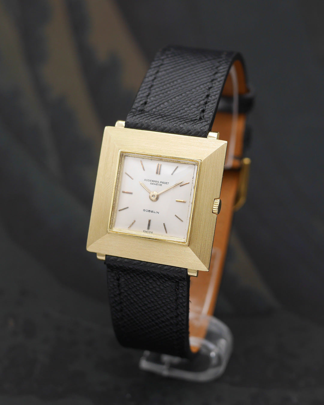 1950s Audemars Piguet square case signed Gübelin in 18kt yellow gold