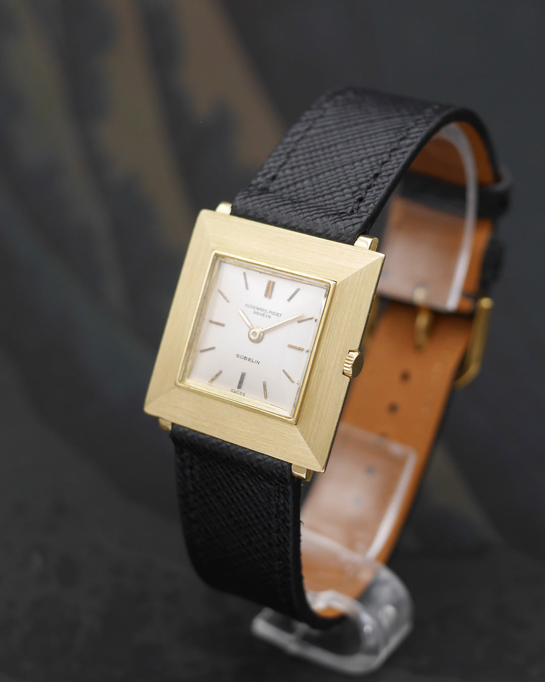 1950s Audemars Piguet square case signed Gübelin in 18kt yellow gold