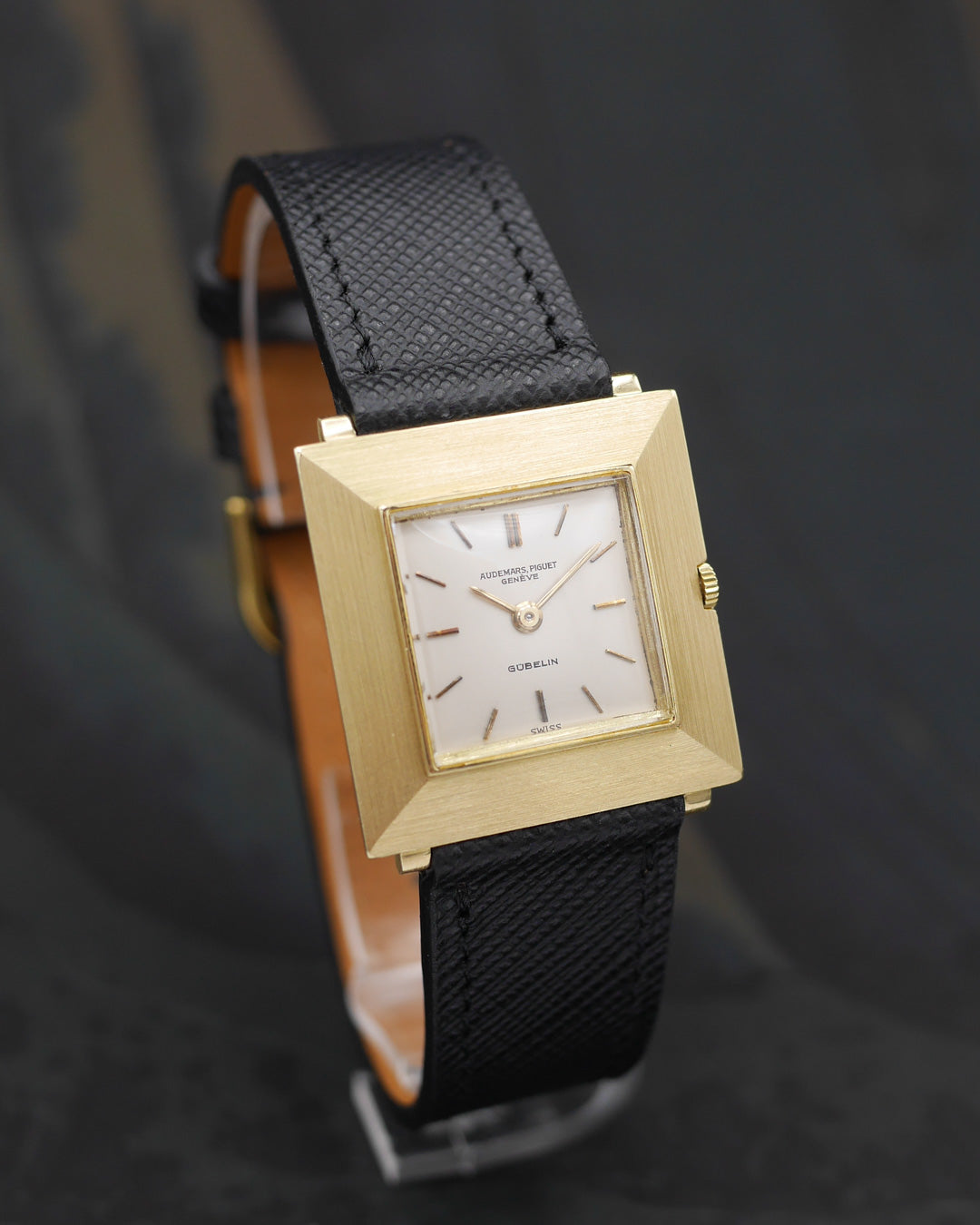 1950s Audemars Piguet square case signed Gübelin in 18kt yellow gold