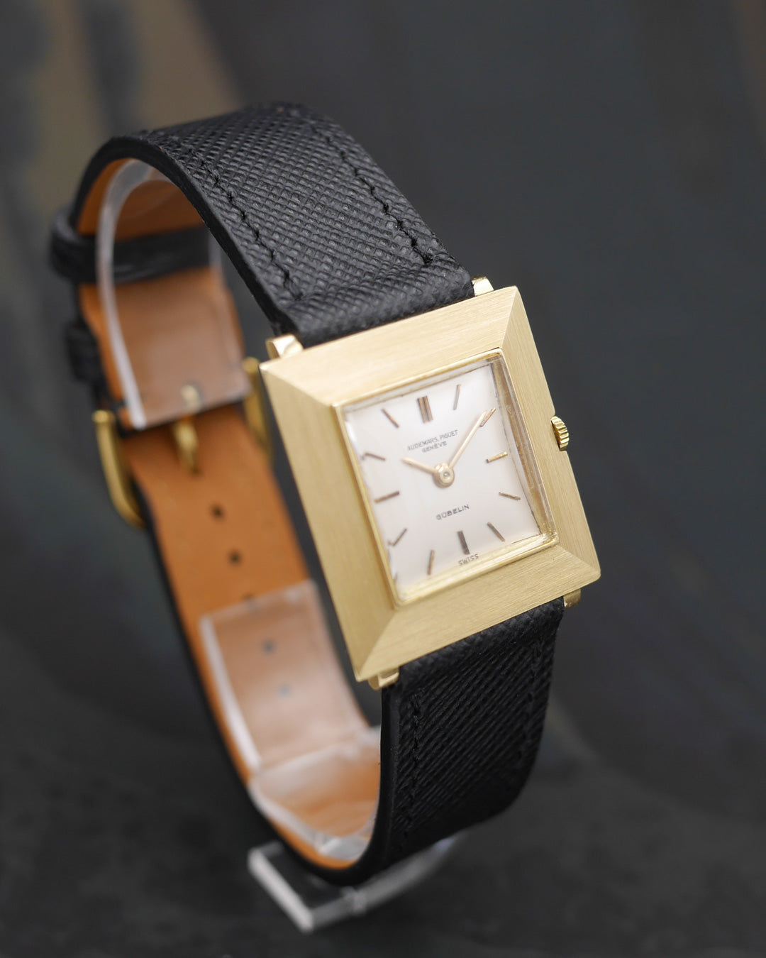 1950s Audemars Piguet square case signed Gübelin in 18kt yellow gold