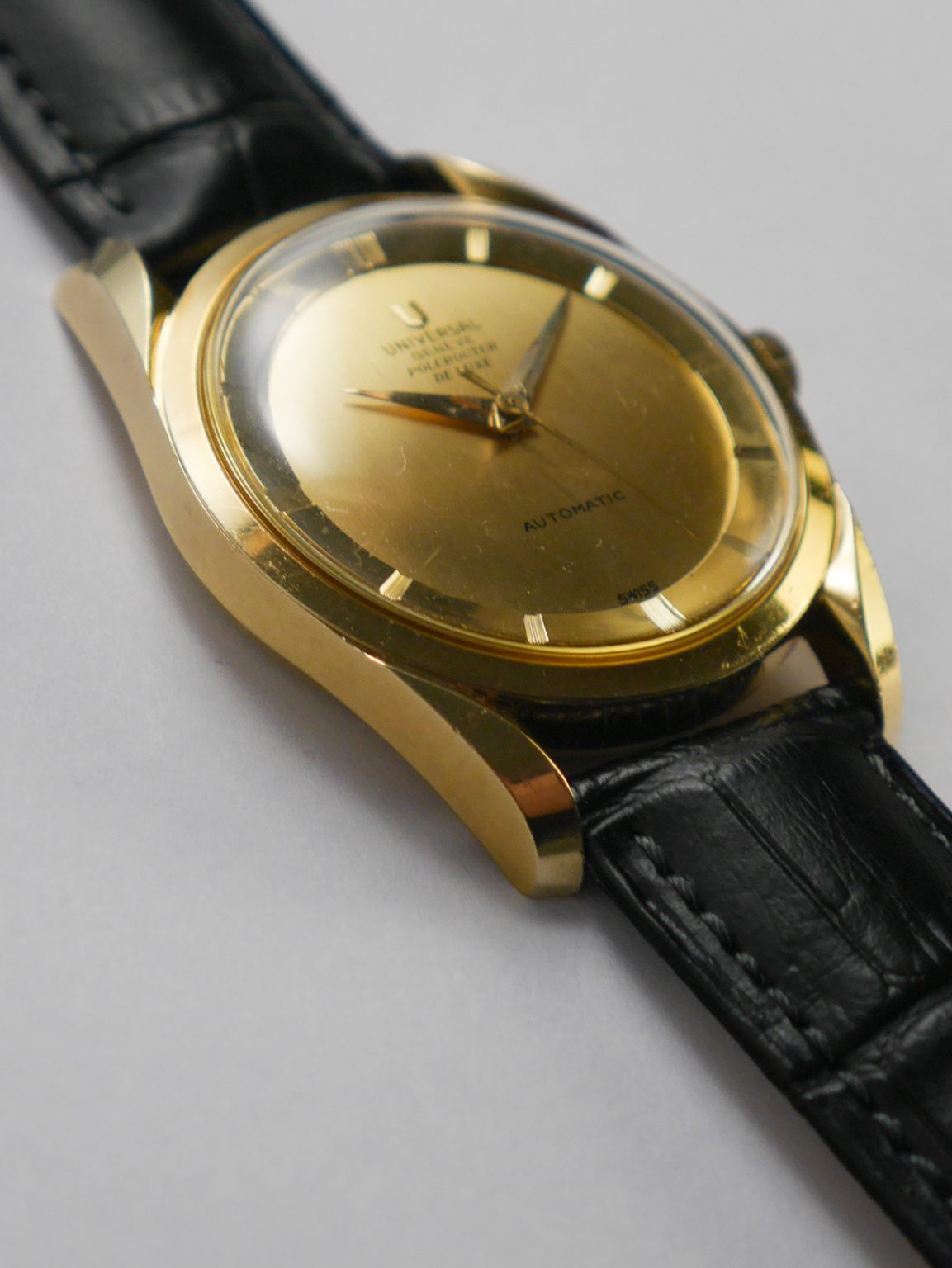 Universal Geneve Polerouter De Luxe in 18kt yellow gold - Sabiwatches